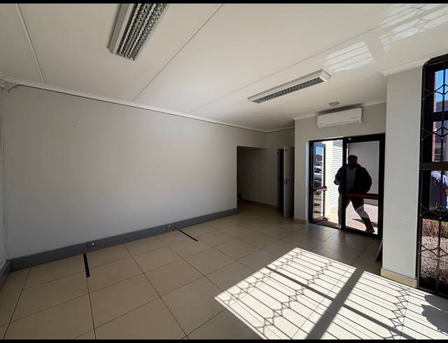 302M² WAREHOUSE TO LET IN STIKLAND INDUSTRIAL